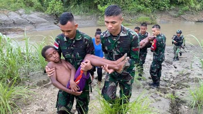 Pratu Julian melompat ke sungai untuk mengevakuasi korban yang sudah tidak sadarkan diri