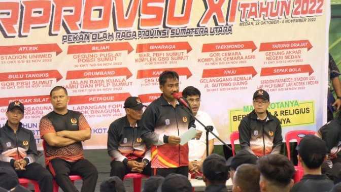 Drs. Amir Hamzah saat melepas kontingen Binjai ke Porprovsu XI