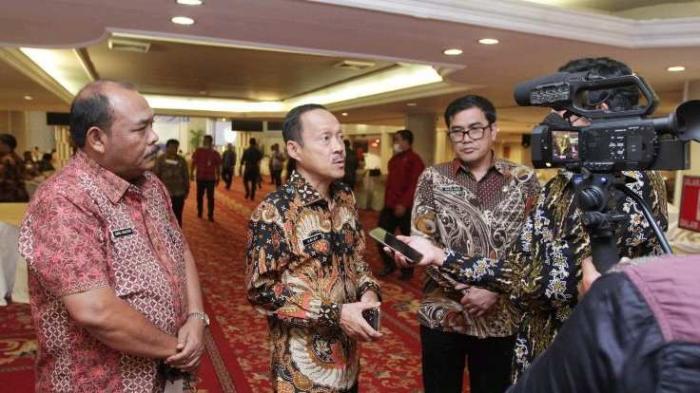Arief Sudarto Trinugroho (tengah)