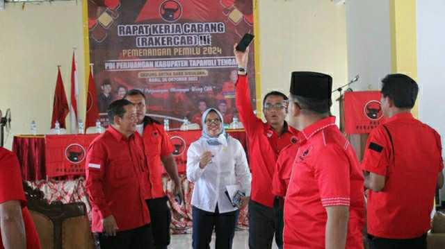 Pj Bupati Tapteng, Yetti Sembiring, dampingi Ketua DPD PDI-Perjuangan Sumut, Rapidin Simbolon (Kiri), dan Ketua DPC PDI-Perjuangan Tapteng, Horas Sampetua Hutagalung.