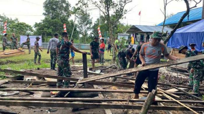 Prajurit TNI dari Yonif Raider 600/Modang melaksanakan karya bakti rehab rumah warga 