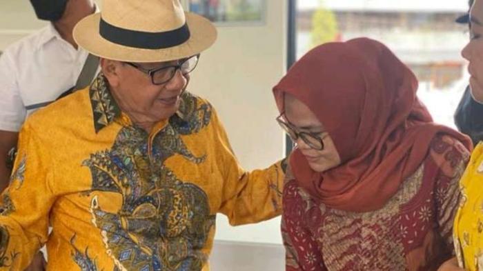 Pj Bupati Tapanuli Tengah, Yetty Sembiring mendengarkan pesan dari Tokoh Nasional, Akbar Tandjung.