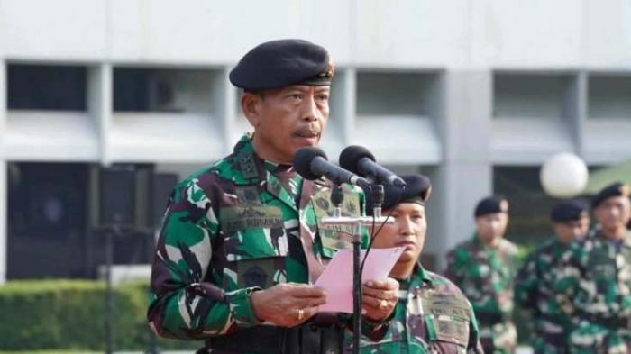 Upacara 17-an yang diikuti seluruh Prajurit dan PNS TNI di lingkungan Mabes TNI, Cilangkap, Jakarta Timur, Senin (17/10/2022).