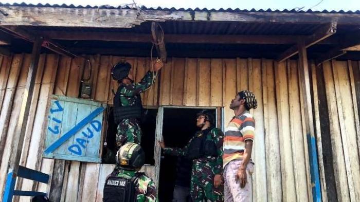 Prajurit TNI memperbaiki instalasi listrik warga di Kelila, Mamberamo Tengah 