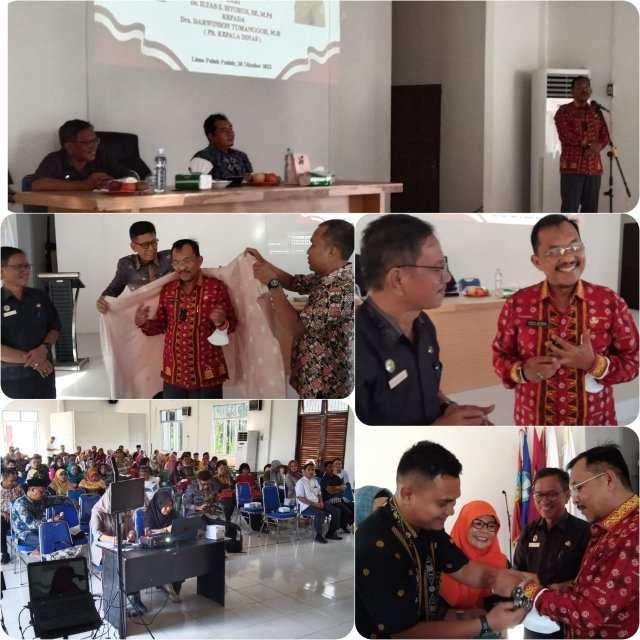 Potret disela-sela pada acara pisah sambut Dr. Ilyas Sitorus, S.E, M.Pd kepada Plt. Disdik D. Tumanggor di Aula Disdik Batu Bara. Acara tersebut ditandai dengan pemberian cendera mata.