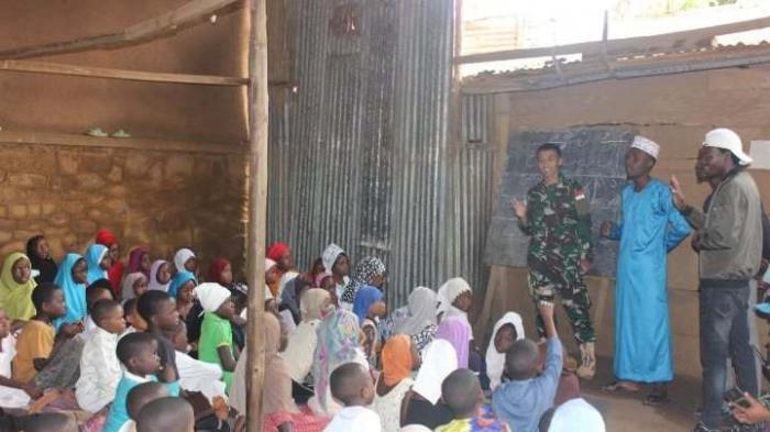 Satgas Konga XX-S Monusco juga bantu mengajarkan membaca Al-Qur&rsquo;an kepada masyarakat setempat 