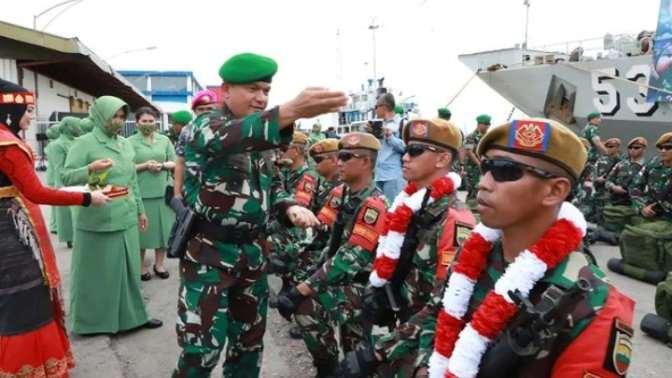 Pangdam l/BB Mayjen TNI Achmad Daniel Chardin, menyambut 500 prajurit TNI AD dari Batalyon Arhanud 11/WBY, di Dermaga Pelabuhan Belawan.