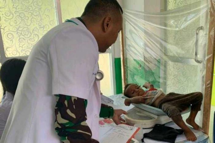 Dokter Satgas Pamtas Yonif Raider 142/KJ Letda Ckm dr. Tirza Iria Pratama Lubis bersinergi mencegah stunting di wilayah binaan 
