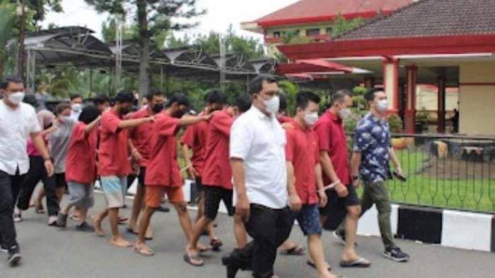 Para tersangka jaringan judi online Apin BK saat digiring oleh petugas di Polda Sumut 