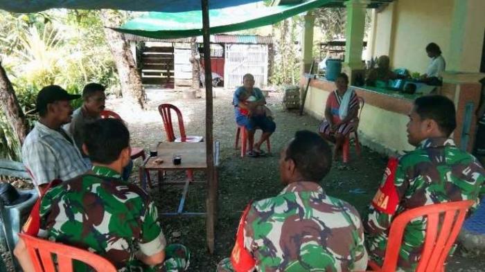 Serda Tangkas bersama 4 orang Babinsa, mendatangi rumah duka salah satu warga masyarakat binaannya, di Kampung Kaugapu