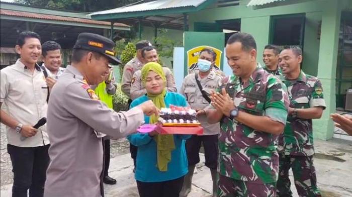 Danramil menerima kue ulang tahun dari Kapolsek Tanjung Pura, Rabu, 5 Oktober 2022