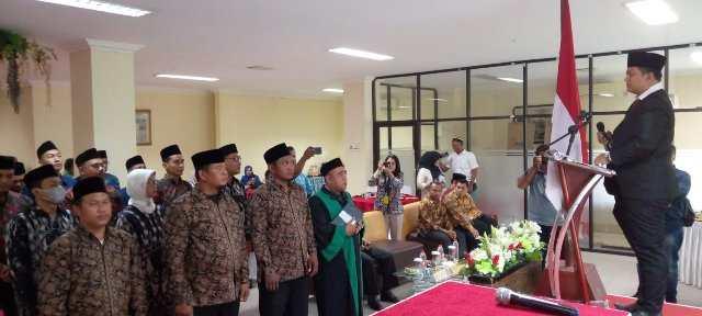 Ketua Bawaslu Binjai saat melantik Panwaslu Kecamatan Pemilu Serentak 2024