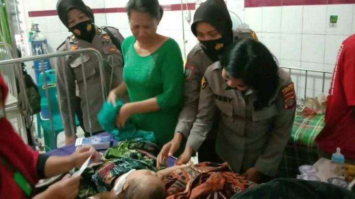 Polwan Polres Labuhanbatu menjenguk sekaligus membantu perobatan Balita berusia 10 bulan yang menderita tumor 