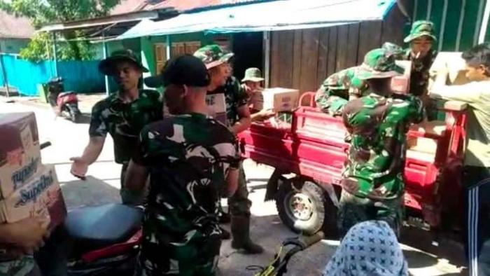 Prajurit TNI menyalurkan bantuan pada korban kebakaran di Asmat