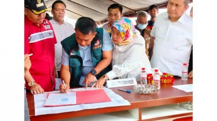 Delmeria bersama Kepala Deputi Bidang Penanganan BNPB, Mayjen TNI Fajar Setiawan, saat penyerahan bantuan di Posko Bersama.