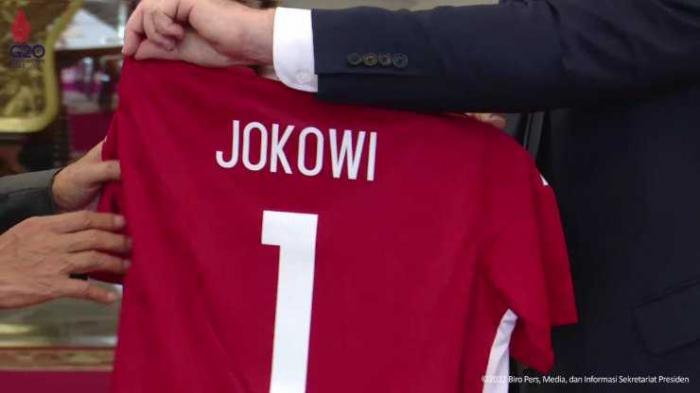 Jersey khusus dari Presiden FIFA untuk Jokowi