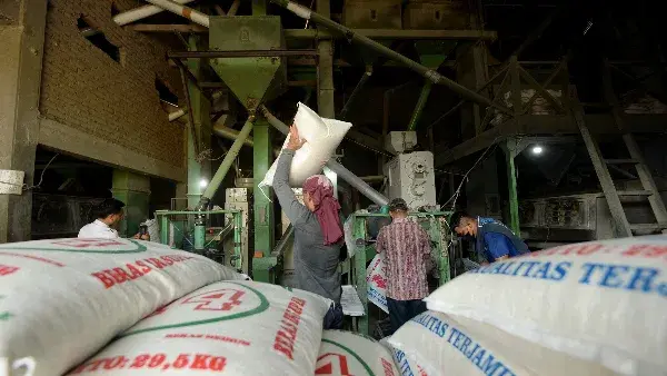 Dinas Perindustrian dan Perdagangan, Energi dan Sumber Daya Mineral melaksanakan monitoring pada beberapa kilang padi di Kecamatan Tj.Morawa, Kab.Deliserdang. Rabu (4/10).