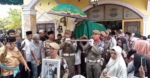 Pemakaman H Syamsul Arifin 