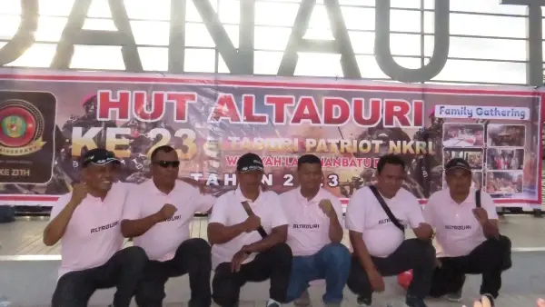 Peserta Famili Gathering bersama di Pantai Parparean Porsea