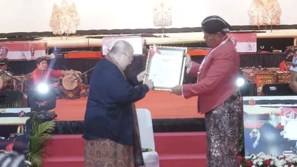 Penyerahan Rekor MURI kepada Panglima TNI 