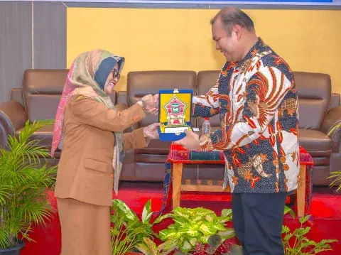 dr Susanti Dewayani dan perwakilan Kementerian Bappenas