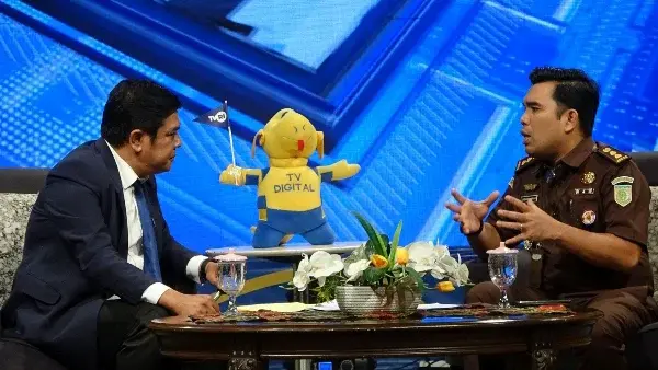 Kasi Penkum Kejati Sumut Yos Arnold Tarigan SH MH dan pembawa acara dari TVRI Sumut Keryawan Sembiring.