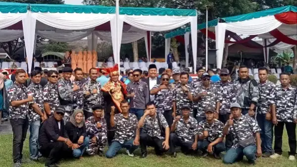 Ketua DPC Bapera, Helmi Damanik, serta Sekjen, Bendahara, Satgas Bapera, Satma Bapera dan pengurus 12 PAC Bapera, foto bersama kepada Pj. Gubernur Sumut, Dr. Hasanuddin dan Kadispora Sumut, Bahar Siagian.
