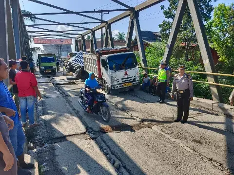 Perbaikan sementara Jembatan Sei Air Tenang 