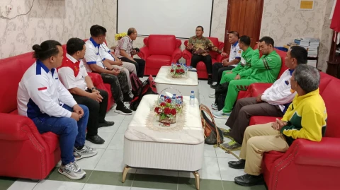 Dr. Agustinus Panjaitan, SSiT, MT, menerima audiensi dari atlet karate asal Toba yang meraih medali emas di PON XXI