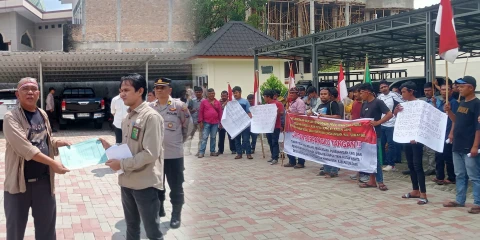 Aksi massa KTHW Parbuluan I di kantor Balai PSKL Wilayah Sumatera, di Medan, Rabu (9/10).