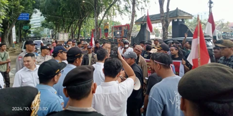 Aksi massa diterima Anggota DPRD Sumut, di Medan, Rabu (9/10).