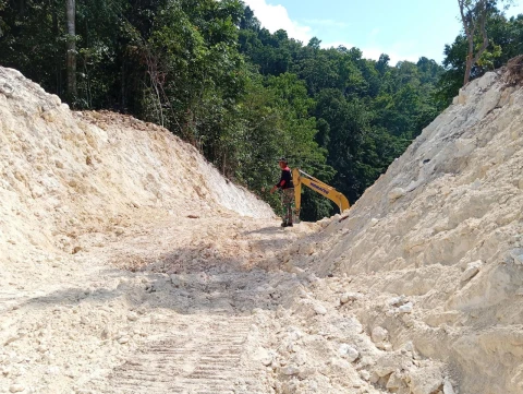Pembangunan infrastruktur jalan yang menghubungkan Kampung Saporkren sebagai sasaran fisik utama