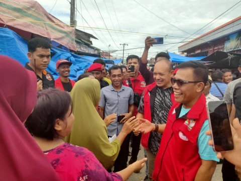 Pasangan Calon Bupati dan Wakil Bupati Tapanuli Tengah, nomor urut 2, Masinton Pasaribu-Mahmud Effendi Lubis (MAMA) blusukan ke Hutabalang.