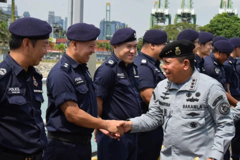 Laksdya TNI Dr. Irvansyah, S.H., M.Tr.Ospla., melaksanakan Courtesy Call dengan Komandan Singapore Police Coast Guard