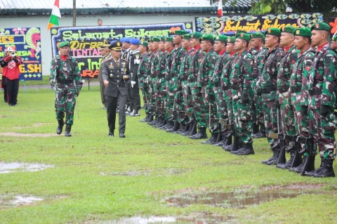 Dandim 0209/LB Letkol Inf Yudy Ardiyan Saputro selaku Irup melaksanakan pemeriksaan pasukan upacara HUT ke-79 TNI