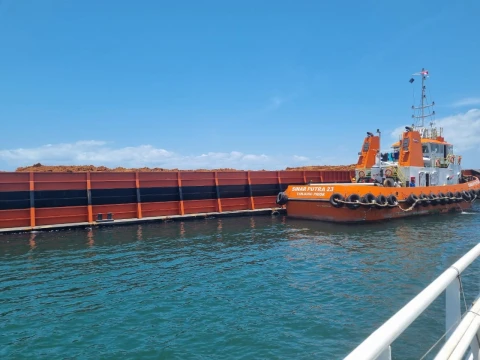 Kapal TB. Sinar Putra 23/TK. Putra Kapuas 22 yang diamankan 