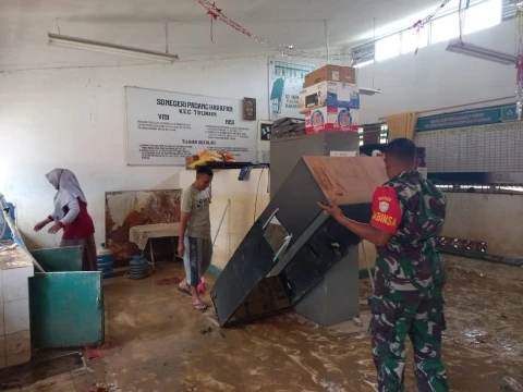Pulihkan Semangat Belajar Pasca Banjir, Anggota Koramil 09/Trumon Turun Bersihkan Kelas SD