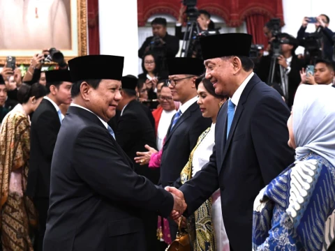 Prabowo Subianto mengucapkan selamat pada Sjafrie Sjamsoeddin