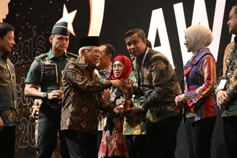 Dr. Moettaqien Hasrimi, S.STP., M.Si menerima penghargaan dari Wapres RI 