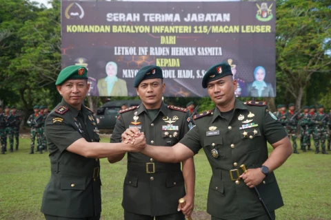 Letkol Inf Raden Herman Sasmita menyerahkan jabatan Danyonif 115/ML kepada Mayor Inf Abdul Hadi, S.Sos