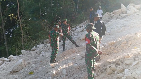 Brigjen TNI Totok Sutriono S.Sos.,M.M., meninjau pelaksanaan TNI Manunggal Membangun Desa (TMMD) ke-122 Tahun 2024 di Kampung Saporkren