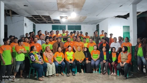 Peserta Konsolidasi Partai Buruh bersama anggota serikat pekerja SPIIS