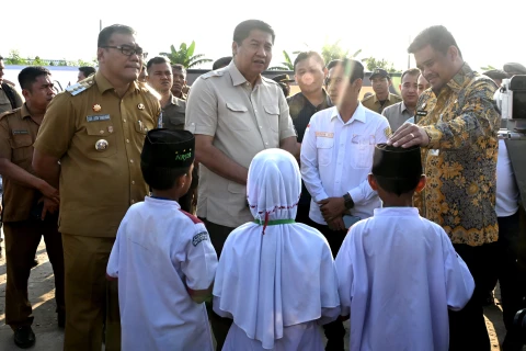 Menteri Perumahan dan Permukiman Republik Indonesia Maruarar Sirait pada kunjungan kerja meninjau perumahan subsidi SMK Residence 2 di Jalan Sentosa, Lubukpakam, Kabupaten Deliserdang, Selasa (7/10/2025).