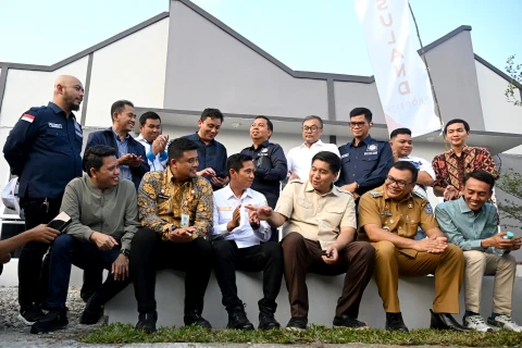 Bobby Afif Nasution mendampingi Menteri Perumahan dan Permukiman Republik Indonesia Maruarar Sirait pada kunjungan kerja meninjau perumahan subsidi SMK Residence 2 di Jalan Sentosa, Lubukpakam, Kabupaten Deliserdang, baru-baru ini.