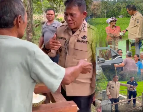 Bupati Tapanuli Tengah, Masinton Pasaribu, bersama Staff Ahli Bupati dan Plt Kepala Dinas Pertanian, Kabag Protokoler Pemkab Tapteng beserta Camat Tukka, diwaktu mengunjungi lahan pertanian di Desa Sipange. Bupati Tapanuli Tengah, Masinton Pasaribu, bersama Staff Ahli Bupati dan Plt Kepala Dinas Pertanian, Kabag Protokoler Pemkab Tapteng beserta Camat Tukka, diwaktu mengunjungi lahan pertanian di Desa Sipange.