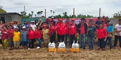 Wakil Ketua DPD PDIP Sumut, Tavip Ginting, Meinarti Bangun dan Ketua DPC PDIP Dairi, Resoalon Lumbangaol foto bersama petani saat berikan bibit jagung di Desa Sitinjo 2, Dairi, Senin (6/10/2025)