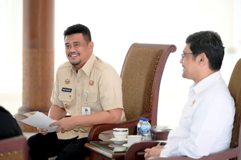 Bobby Nasution menerima kunjungan Komandan Pasukan Brimob I Anang Sumpena beserta jajaran di Anjungan Lantai 9 Kantor Gubernur Sumut Jalan Diponegoro Kota Medan, Selasa (21/10).