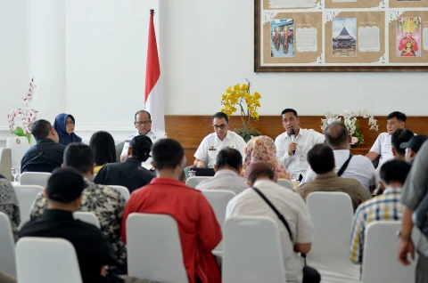 Konferensi Pers terkait Pembangunan tepat, Pengadaan Transparan, Ruang Publik untuk dampak nyata di Lobby Dekranasda Lantai 1 Kantor Gubernur Sumut Jalan Diponengoro Kota Medan, Rabu (15/10).