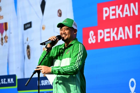 Bobby Afif Nasution didampingi Ketua KONI Sumut Hatunggal Siregar, Kepala Dinas Kepemudaan dan Keolahragaan Mahfullah Pratama Daulay,  serta sejumlah  OPD melepas Kontingen POPNAS XVII dan PEPARPENAS XI tahun 2025 di Aula  Raja Inal Siregar, Kantor Gubernur, Kamis (30/10/2025).
