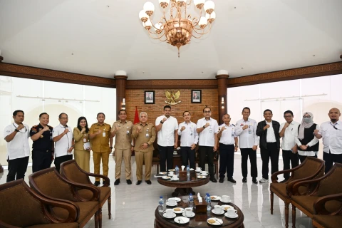 Muhammad Bobby Afif Nasution didampingi sejumlah OPD saat menerima audiensi Direktur Usaha Penangkapan Ikan Kementerian Kelautan dan Perikanan beserta Satuan Tugas Khusus Optimalisasi Penerimaan Negara Badan Reserse Kriminal (Bareskrim) Mabes Polri di Anjungan lantai 9 Kantor Gubernur Sumut, Jalan Diponegoro 30, Medan, Senin (20/10/2025). 